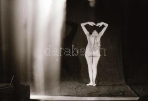 cca 1970 Hölgyek ajándéka, szolidan erotikus felvételek, 34 db vintage negatív, 24x36 mm