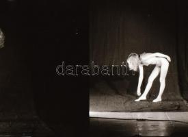 cca 1970 Hölgyek ajándéka, szolidan erotikus felvételek, 34 db vintage negatív, 24x36 mm