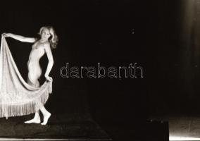 cca 1970 Hölgyek ajándéka, szolidan erotikus felvételek, 34 db vintage negatív, 24x36 mm