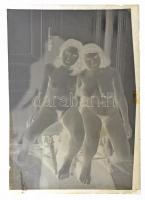 cca 1950 Lőcsei Árpád (?-?) kecskeméti vándorfényképész hagyatékából egy szolidan erotikus felvétel, vintage síkfilm negatív, 12x9 cm