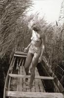 cca 1975 Velencei-tó, csali a csónakban, szolidan erotikus felvételek, 24 db vintage negatív, 24x36 ...