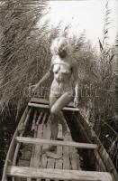 cca 1975 Velencei-tó, csali a csónakban, szolidan erotikus felvételek, 24 db vintage negatív, 24x36 ...