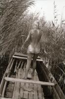 cca 1975 Velencei-tó, csali a csónakban, szolidan erotikus felvételek, 24 db vintage negatív, 24x36 ...