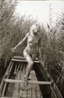 cca 1975 Velencei-tó, csali a csónakban, szolidan erotikus felvételek, 24 db vintage negatív, 24x36 ...