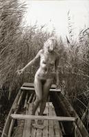 cca 1975 Velencei-tó, csali a csónakban, szolidan erotikus felvételek, 24 db vintage negatív, 24x36 ...