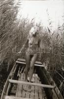 cca 1975 Velencei-tó, csali a csónakban, szolidan erotikus felvételek, 24 db vintage negatív, 24x36 ...