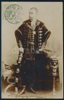 1905 bojári Vigyázó Ferenc (1874-1928) főrendiházi tag, jogi író fényképe díszmagyarban aláírásának képével. Fotólap postán elküldve 9x15 cm