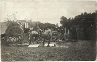 1916 Cs. és kir. 31. tüzérezred 3. ütegének egyik ágyúja az elsütés pillanatában / WWI K.u.k. military. Firing cannon of K.u.K. Feldhaubitzbatterie Nr. 3/31. R., photo (ragasztónyom / gluemark)