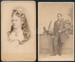 cca 1869 Vizitkártya méretű műtermi felvételek, 2 db fénykép, egyik feliratozott, 10,5x6,5 cm