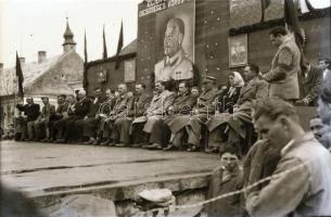 cca 1951 Politikai naggyűlés falun, Sztálin képpel, jelmondattal, stb... 3 db szabadon felhasználhat...