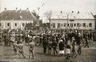 cca 1951 Politikai naggyűlés falun, Sztálin képpel, jelmondattal, stb... 3 db szabadon felhasználhat...