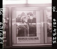 1969 Budapest, a Fővárosi Moziüzemi Vállalat hirdető oszlopai, plakáthelyei, kirakatai, ahol az új f...