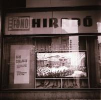 1969 Budapest, a Fővárosi Moziüzemi Vállalat hirdető oszlopai, plakáthelyei, kirakatai, ahol az új f...