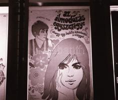 1969 Budapest, a Fővárosi Moziüzemi Vállalat hirdető oszlopai, plakáthelyei, kirakatai, ahol az új f...