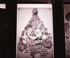 1969 Budapest, a Fővárosi Moziüzemi Vállalat hirdető oszlopai, plakáthelyei, kirakatai, ahol az új f...