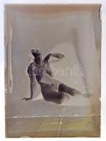 cca 1930 Alkalmi műteremben, alkalmi modellről készült, szolidan erotikus felvétel, üvegnegatív, 9x6 cm