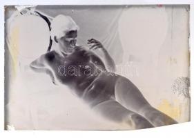 cca 1938 Szolidan erotikus felvétel üveglemez negatívra, Lőcsei Árpád (?-?) kecskeméti vándorfényképész hagyatékából, 9x13 cm