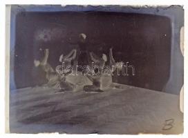cca 1930 Mozgásművészeti kompozíció, vintage üveglemez negatív, Kerny István (1879-1963) budapesti fotóművész hagyatékából, 6x9 cm