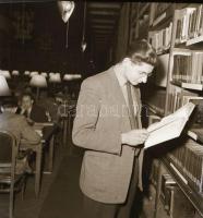 cca 1960 Budapest, képriport az Országgyűlési Könyvtárban, 12 db vintage negatív Kotnyek Antal (1921...