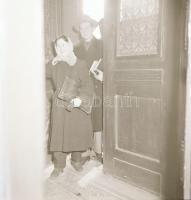 cca 1960 Budapest, képriport az Országgyűlési Könyvtárban, 12 db vintage negatív Kotnyek Antal (1921...