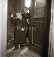 cca 1960 Budapest, képriport az Országgyűlési Könyvtárban, 12 db vintage negatív Kotnyek Antal (1921...