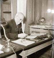 cca 1960 Budapest, képriport az Országgyűlési Könyvtárban, 12 db vintage negatív Kotnyek Antal (1921...