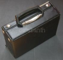 Éremtartó koffer 8db bordó plüsstálcával, 20 férőhelyes 3x, 24 férőhelyes 2x, 22  vegyes férőhelyes 2x, 28 vegyes férőhelyes 1x, használt állapotban