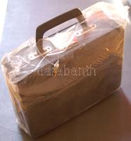 Éremtartó koffer (24x21x7cm) 6 db klf méretű, velúr tálcával, 2x12, 2x20, 2x40 férőhellyel, original állapotban