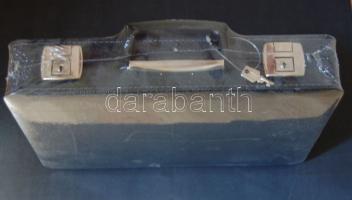 Éremtartó koffer (36x24x10,5cm) 6 db klf méretű, velúr tálcával, 1x15, 2x24, 2x40, 1x77 férőhellyel, original állapotban