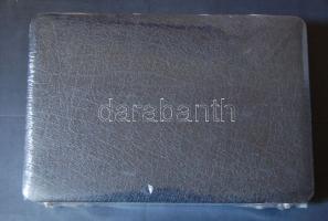 Éremtartó koffer (36x24x10,5cm) 6 db klf méretű, velúr tálcával, 1x15, 2x24, 2x40, 1x77 férőhellyel,...