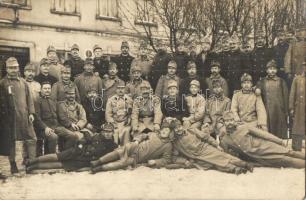 Első világháborús magyar katonák csoportképe télen / WWI K.u.k. Hungarian soldiers group photo in winter. A. Madle photo (EK)