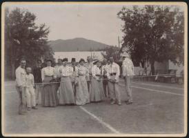 cca 1900 Tenisztársaság (katonák és hölgyek), 13x18 cm