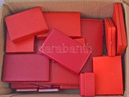 Vegyes: egy doboznyi vegyes kitüntetés és jelvény a szocialista korszakból, közte sok "Kiváló D...