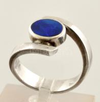 Ezüst(Ag) gyűrű, szintetikus kék kővel, jelzett, méret: 57, bruttó: 5,9 g
