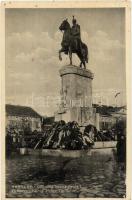 Pancsova, Pancevo; megkoszorúzott Péter király szobra / König Peter Denkmal / wreathed statue (EK)