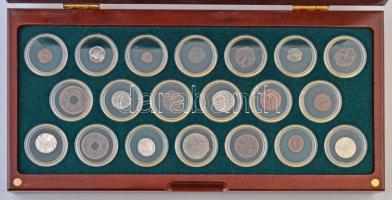 Érmék 20 évszázadból 20db klf érme a Kr. u. I. századtól kezdve egészen a XX. századig, benne több érdekes és ritka érmével (kidariták, Bizánc, India, Kína, Szafavidák). Az egész gyűjtemény kapszulákba és mágneszáras gyűjtői díszdobozban T:2-3 /  20 Centuries A.D. Coin Collection 20pcs of diff coin from 1st century AD to the 20th century with several interesting and rare coins (Kidarites, Byzantium, India, China, Safavid). The entire collection in magnetic seal box C:XF-F