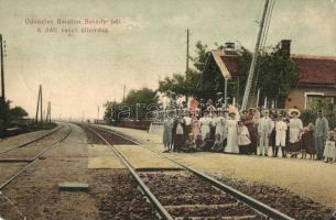 Balatonberény, Déli vasútállomás, várakozók csoportképe. Neumark Adolf kiadása (EK)