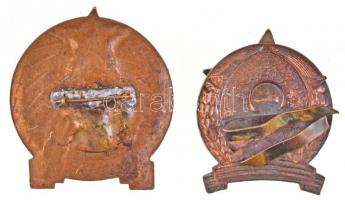 ~1940-1950. Rákosi-címeres sapkajelvény (35mm) + ~1960-1970. "Munkásőr sapkajelvény" zomán...