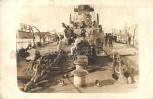 Osztrák-magyar hadihajó oldalcsónakkal, matrózok a fedélzeten / K.u.K. Kriegsmarine Austro-Hungarian battleship, mariners on board. photo (EK)