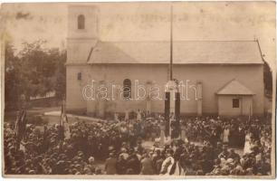 1940 Ismeretlen erdélyi város, országzászló avatás bevonuláskor, templom / entry of the Hungarian troops, inauguration of the Hungarian flag, church. photo (vágott / cut)