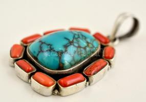 Türkizzel és korallal díszített ezüst(Ag) medál, jelzett, 3,5x3 cm, bruttó: 16,5 g