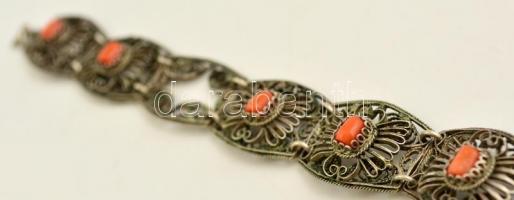 Korallal díszített sérült ezüst(Ag) karkötő, h: 15 cm, jelzés nélkül, bruttó: 15,7 g