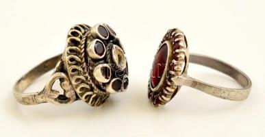 Ezüst(Ag) gyűrű, 2 db, gránáttal, jelzéssel, jelzés nélkül, javításra szorul, bruttó: 9,9 g