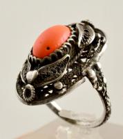 Ezüst(Ag) gyűrű, 2 db, egyik korállal, másik szintetikus kövekkel, jelzéssel, jelzés nélkül, javítás...