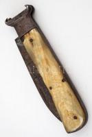 Csontnyelű kinyitható vadászkés, jelzett (Garantito), 12-es 16-os kaliberű lőszerkiszedővel, h: 19 c...