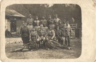 Első világháborús katonai lap, csoportkép a hegyekben lévő táborból / WWI K.u.K. military, group photo from the mountains (EB)