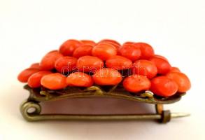 cca 1940 Korall gyöngyökkel díszített réz bross, d: 3 cm