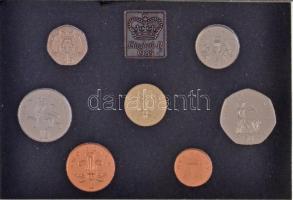 Nagy-Britannia 1985. 1p-1Ł (7xklf) forgalmi sor lezárt dísztokban, kihajtogathatós műbőr tokban, ism...