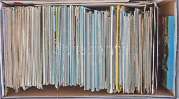 Nagy cipősdoboznyi nagyrészt használatlan modern külföldi városképes lap, szép színes vegyes anyag, ...