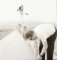 Fényképező emberek, 5 db fotónegatív, 6x6 cm